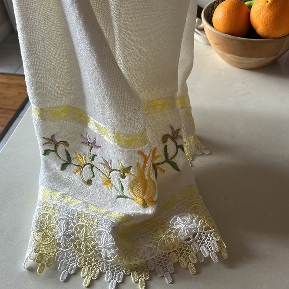 Embroidered Cotton Yellow & White Hand Towel with crochet - Picture 5 of 12